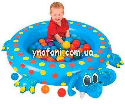 ребенок в надувном бассейне с шариками
